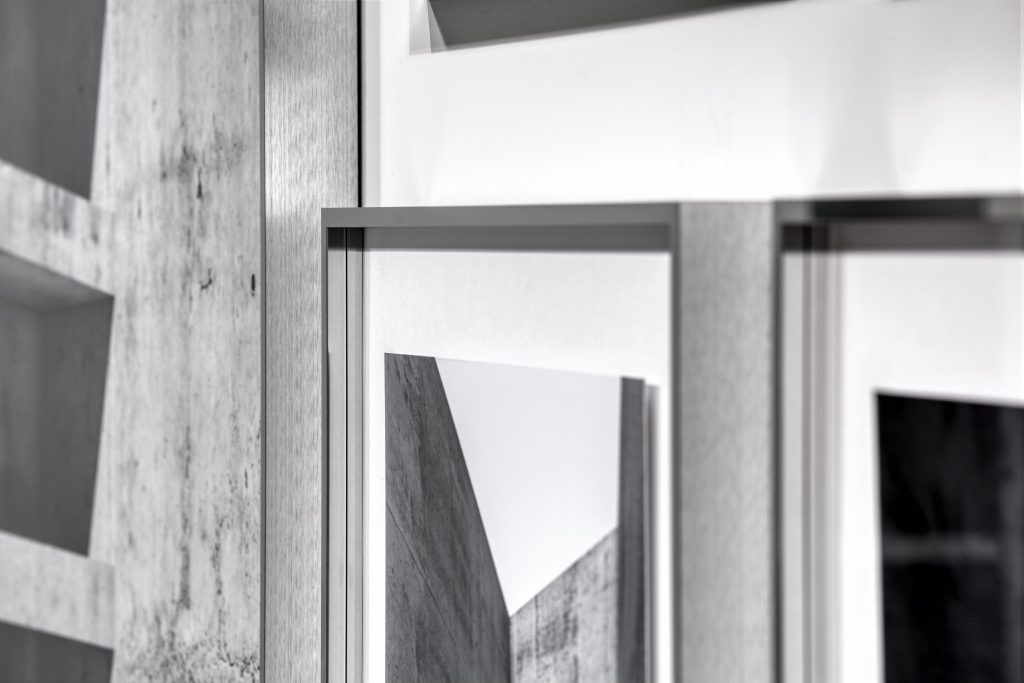 Detailaufnahme eines modernen Aluminium-Bilderrahmens mit Architekturmotiv