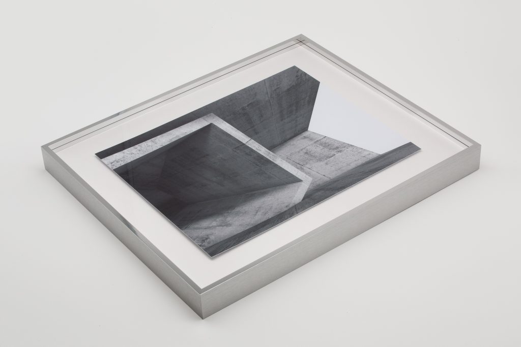 Moderner Aluminium-Objektrahmen mit Architekturmotiv in 3D-Präsentation